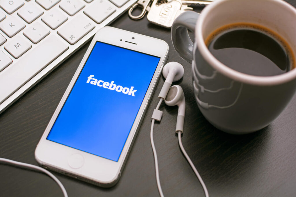 Grafika do wpisu na blogu Legalny Biznes Online, radca prawny Ilona Przetacznik. Facebook właścicielem Twoich zdjęć i treści - sprawdź!