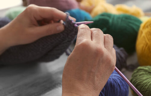 Robienie na drutach, grafika do wpisu: Rękodzieło – jak się rozliczać, będąc na NDG? Rozliczanie rękodzieła na NDG