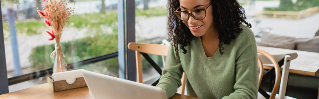 Dlaczego warto brać udział w programach mentoringowych? Wsparcie dla przedsiębiorczych kobiet Kobieta, laptop